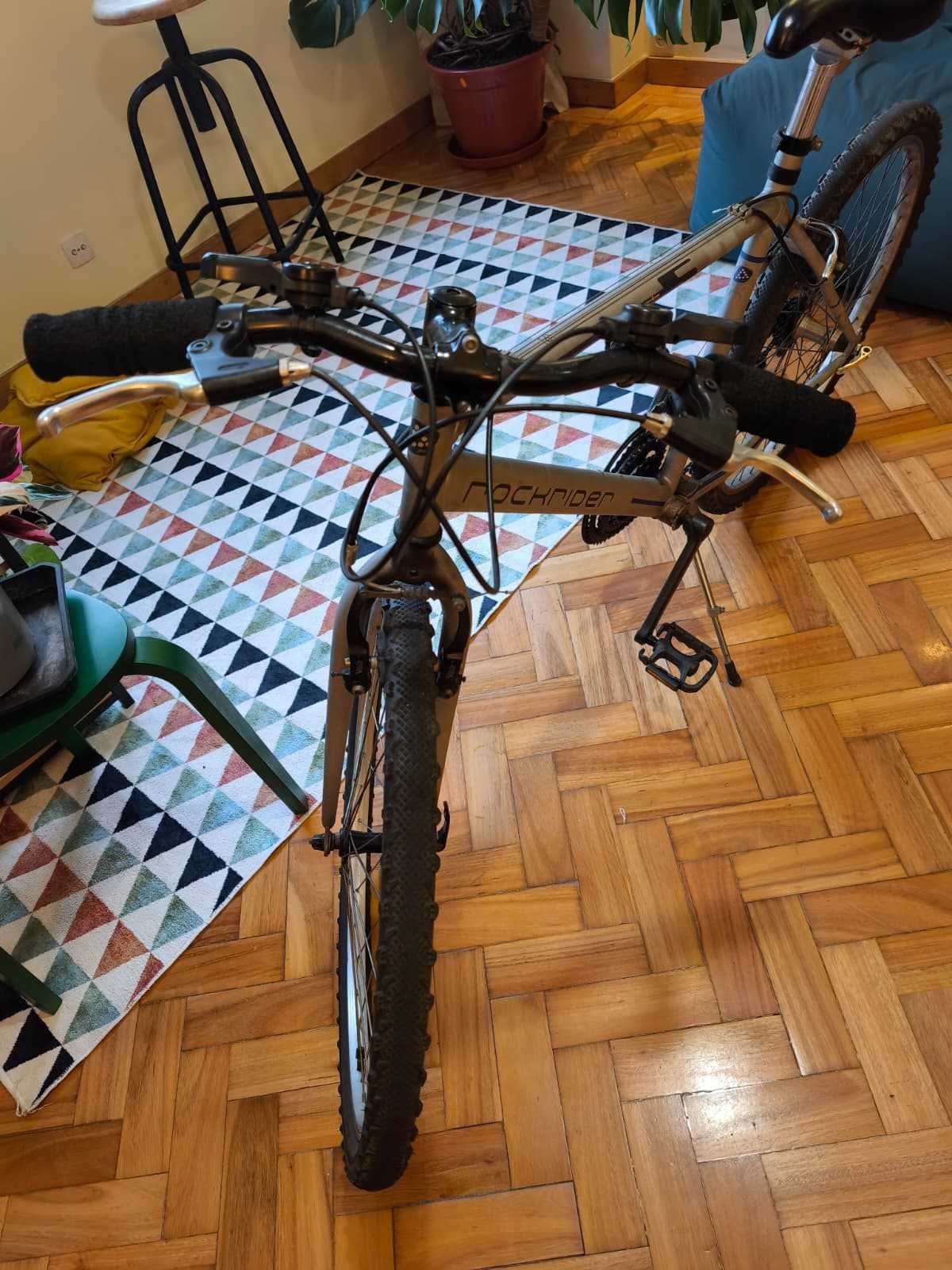 Vendo bicicleta cinza aro 26 (boa conservação, a precisar de ajustes)