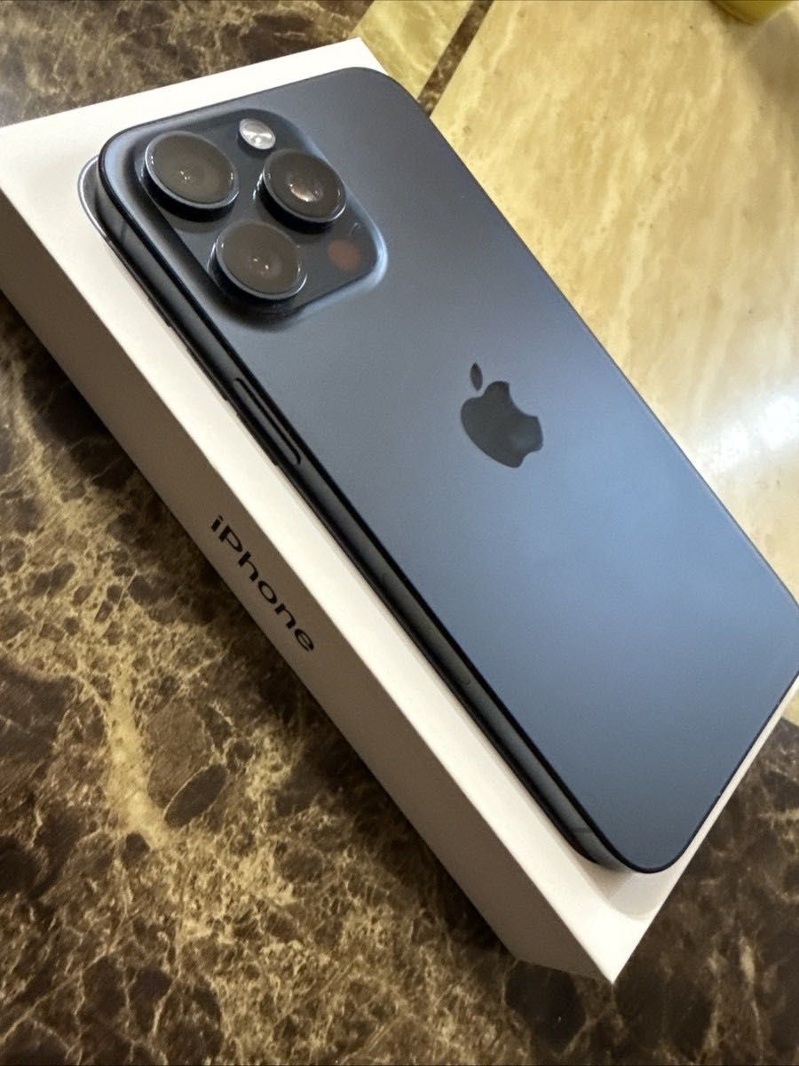 iPhone 15 Pro Max 256gb + Capa em pele (MagSafe)