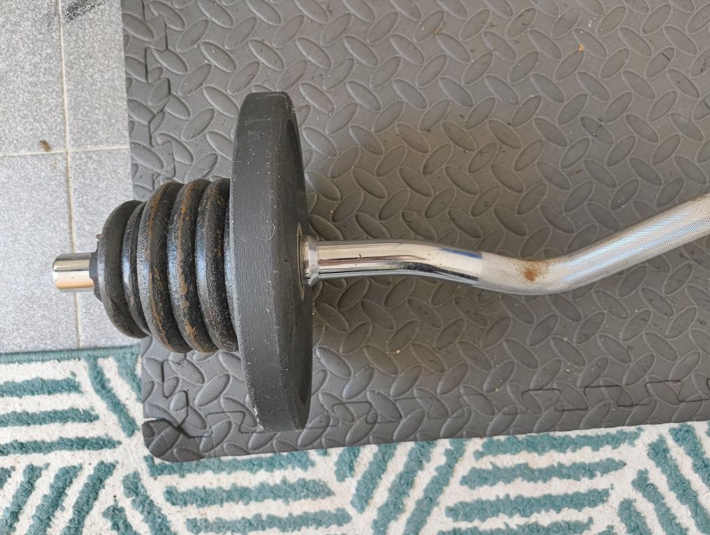 Barra e banco de musculação