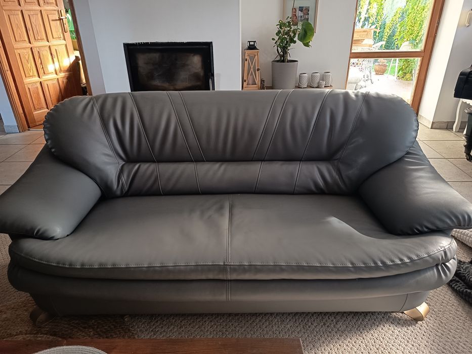 Stylowa kanapa z ekoskóry – szara, elegancka i niezwykle wygodna*