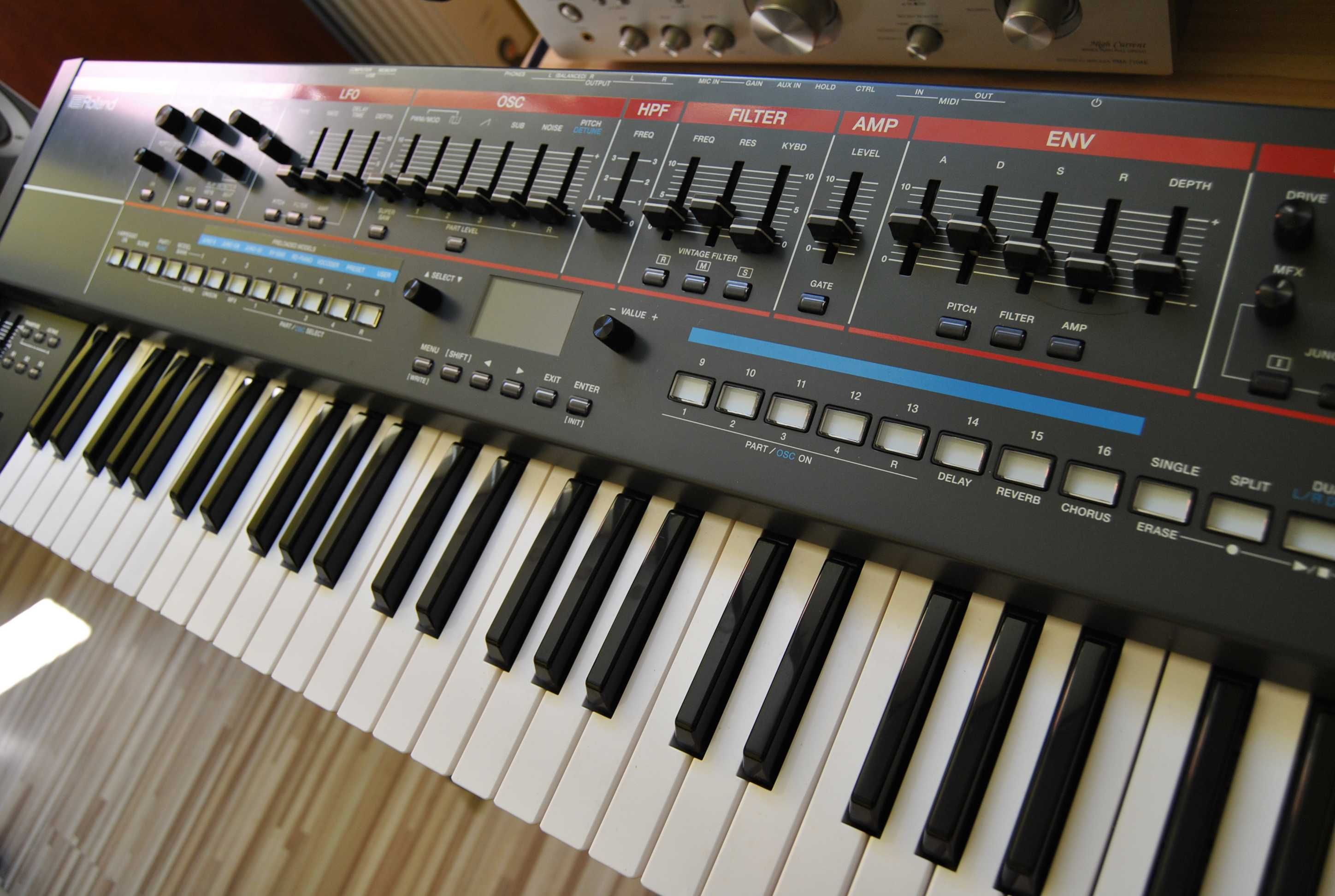 Roland Juno X. Syntezator w doskonałym stanie.