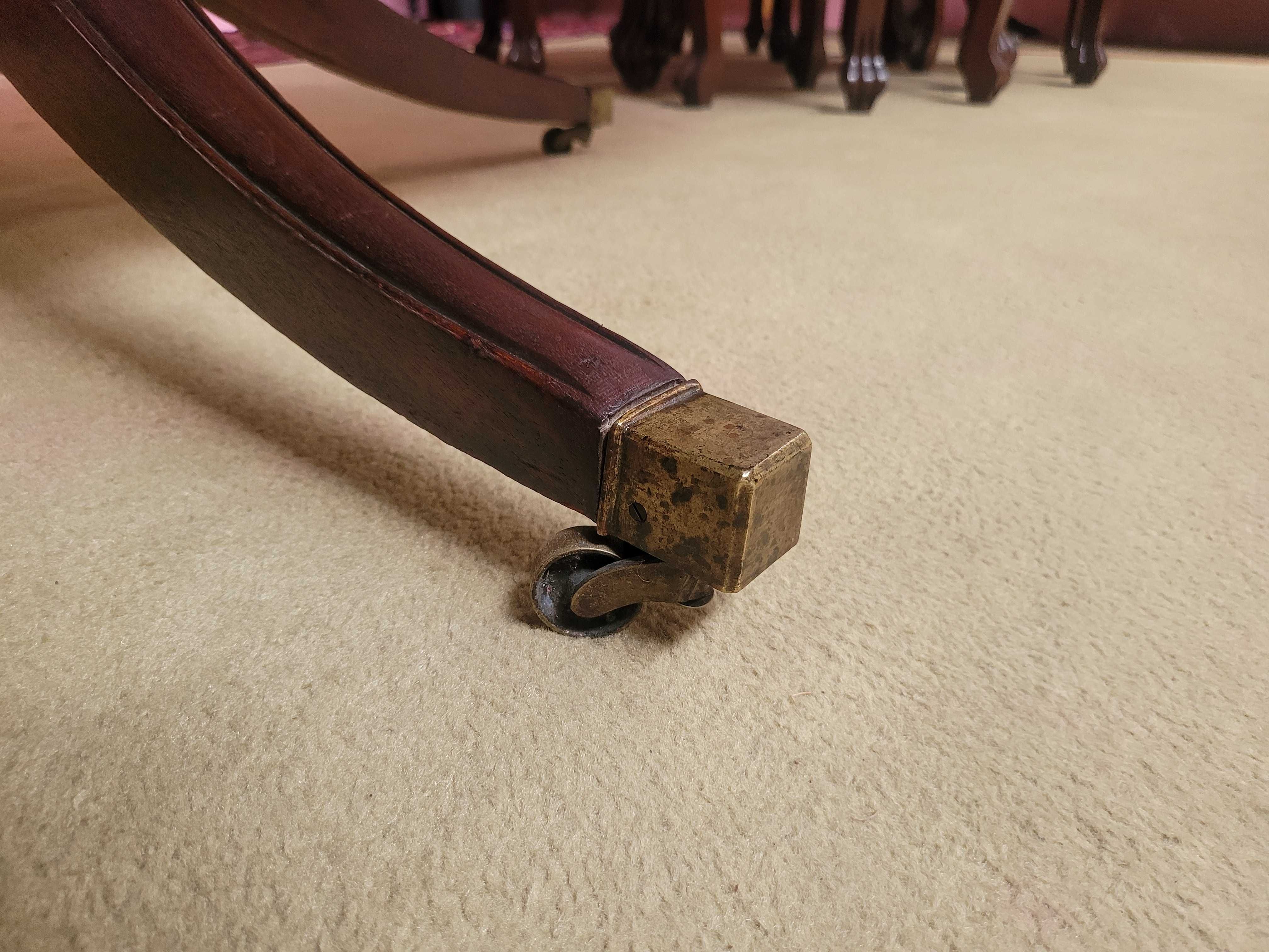 MESA DE JANTAR ESTILO INGLÊS - Em mogno. Tampo de fo