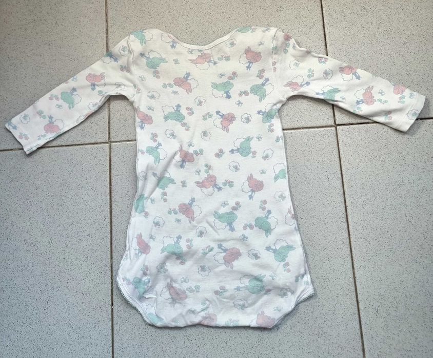 Body branco com desenhos de coelhos puro algodão, 18 meses