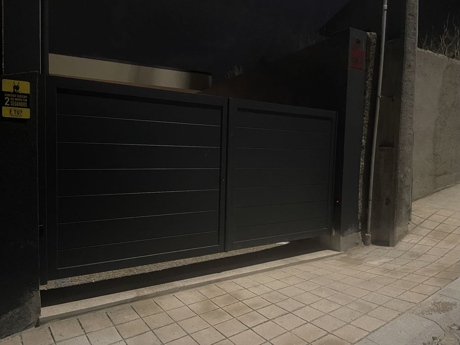 Vendo portão em aluminio lacado