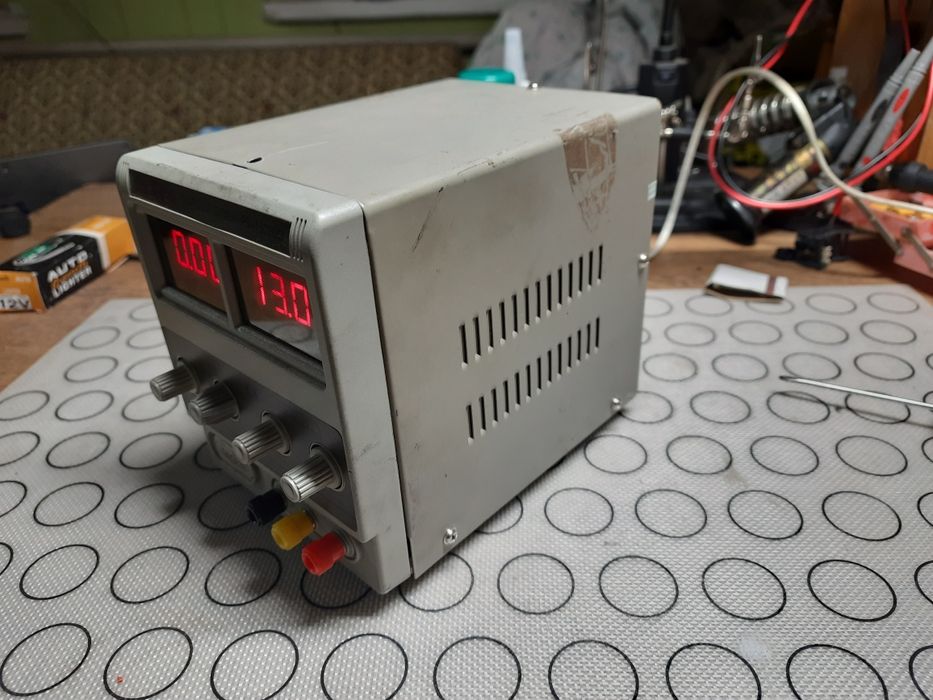 Лабораторний блок живлення