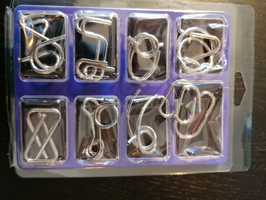 Quebra cabeças de metal