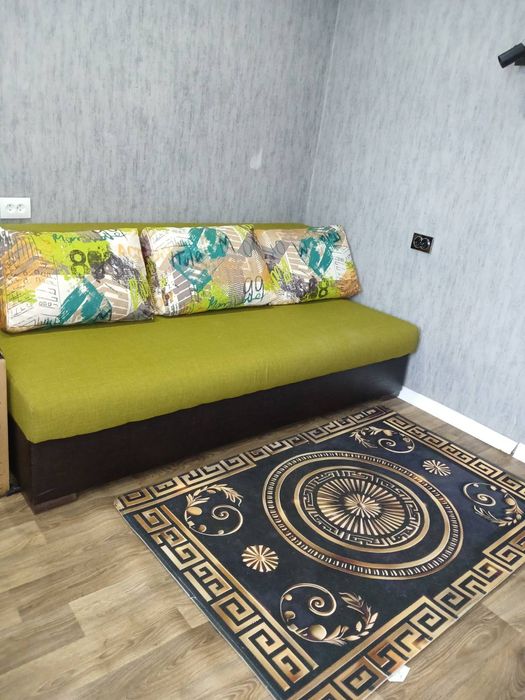 Диван для зала в хорошем состоянии светло зелёного цвета