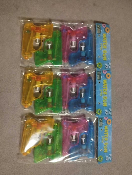 Plastikowe pistolety na wodę 10 zł za jedno opakowanie
