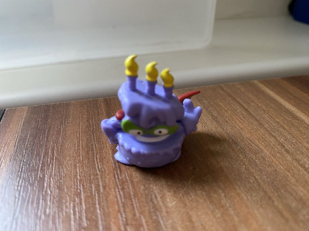 Figurka Super Zings Things tort urodzinowy fiolet