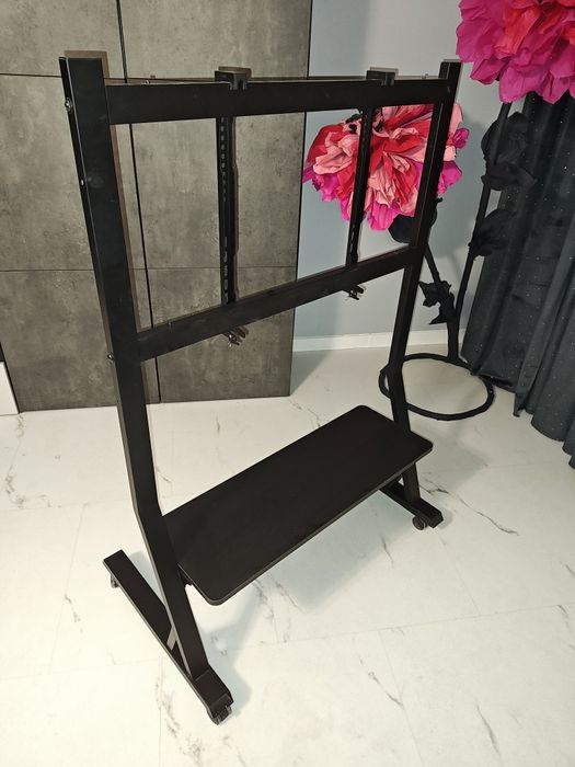 Stojak na telewizor na kolach