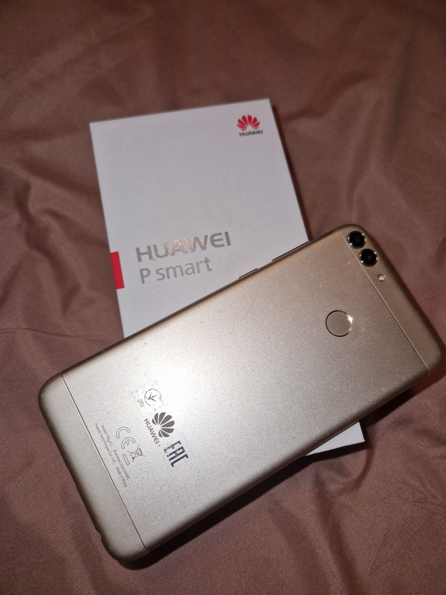 Huawei P smart золотий