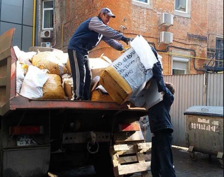 Вивіз сміття ,демонтаж Вивезення будівельного сміття. є вантажники