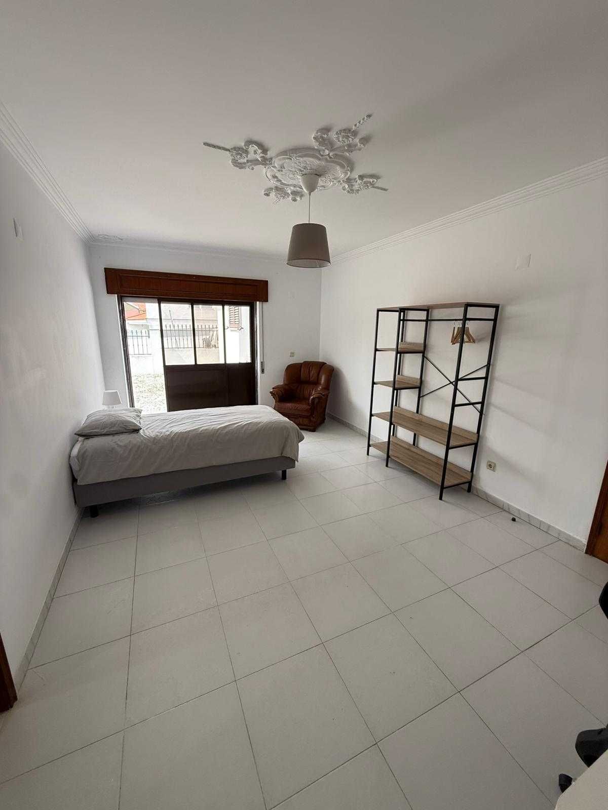Quarto para arrendar a estudantes em moradia – Almada