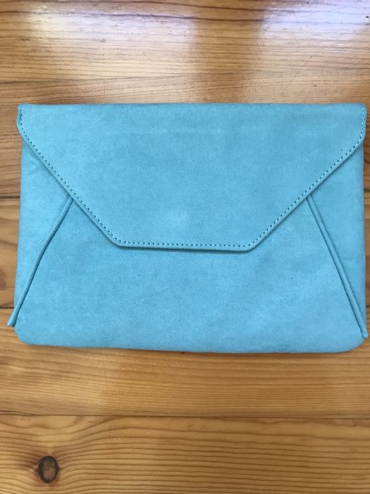 Clutch envelope em pele aveludada