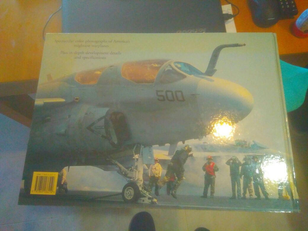 Livro gigante de aviões militares