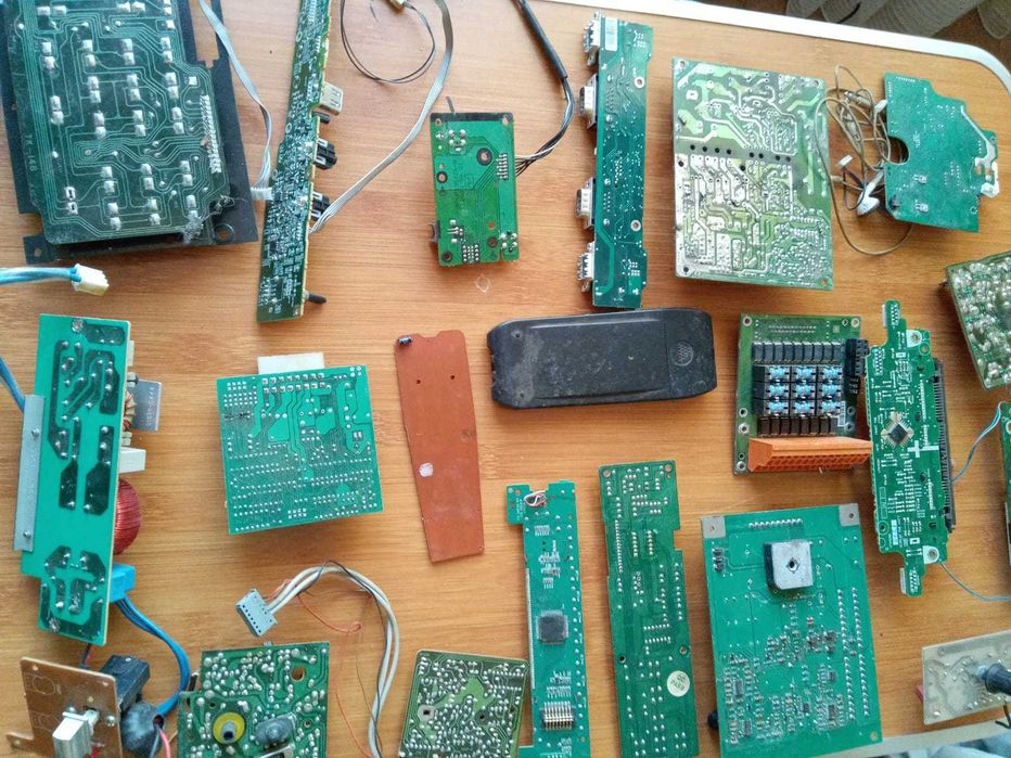 Електронні плати з авто, радіо, ТВ-техніки, ТВ-пульти та інше, ящик 8