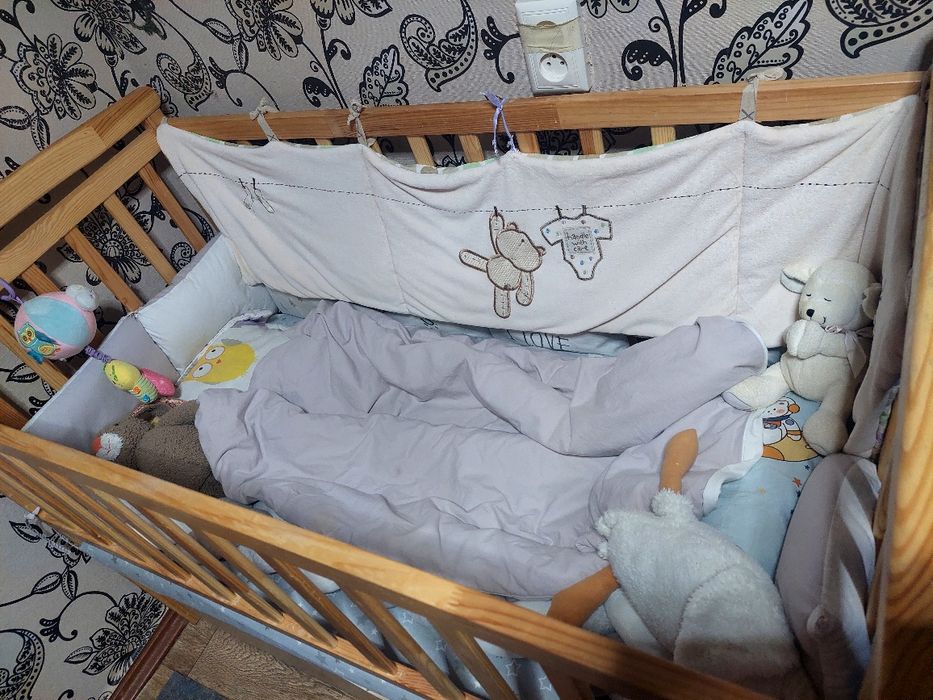 Дитяче ліжечко з матрасиком