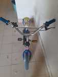 Bicicleta pequena usada,