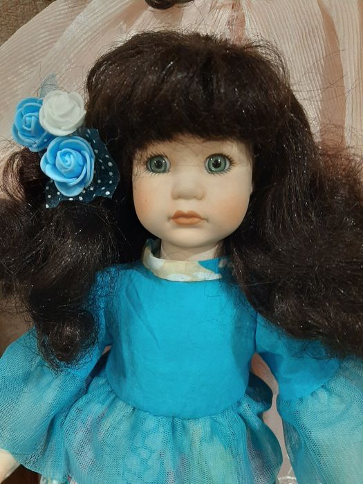 Кукла колекционная,красивая, целая.