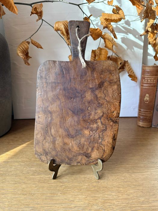 Ręcznie formowana deska do korjenia, o niepowtarzalnym rysunku słojów.