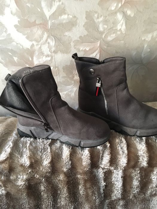 Чобітки жіночі-дівочі