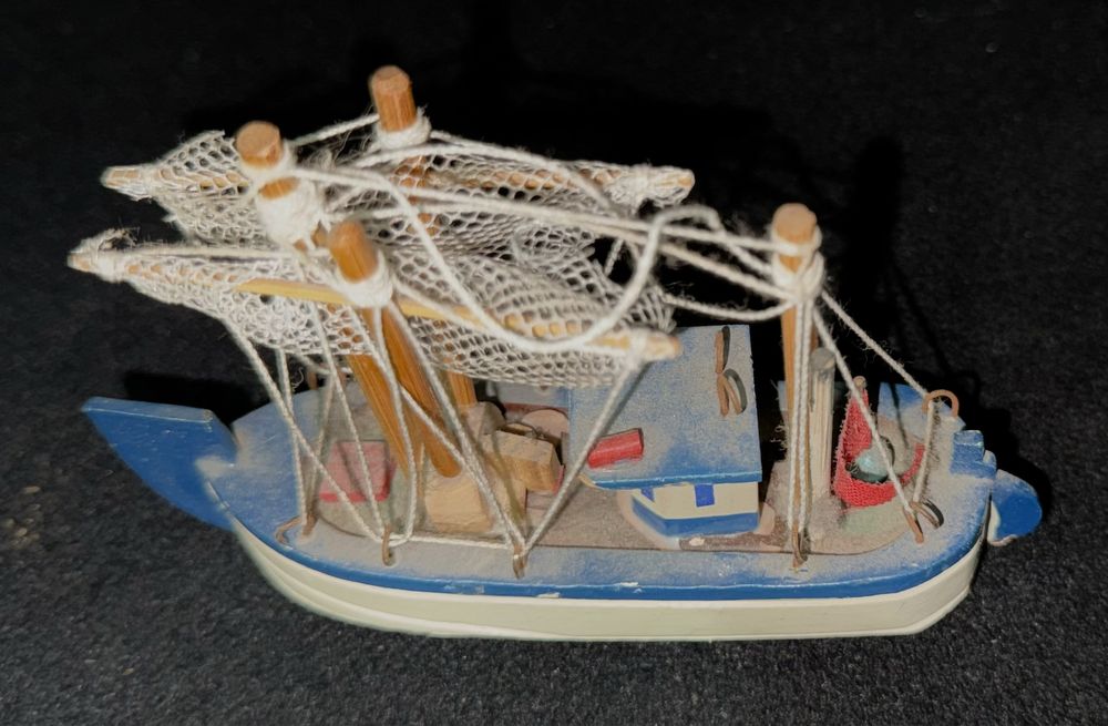 Miniatura de barco de pesca