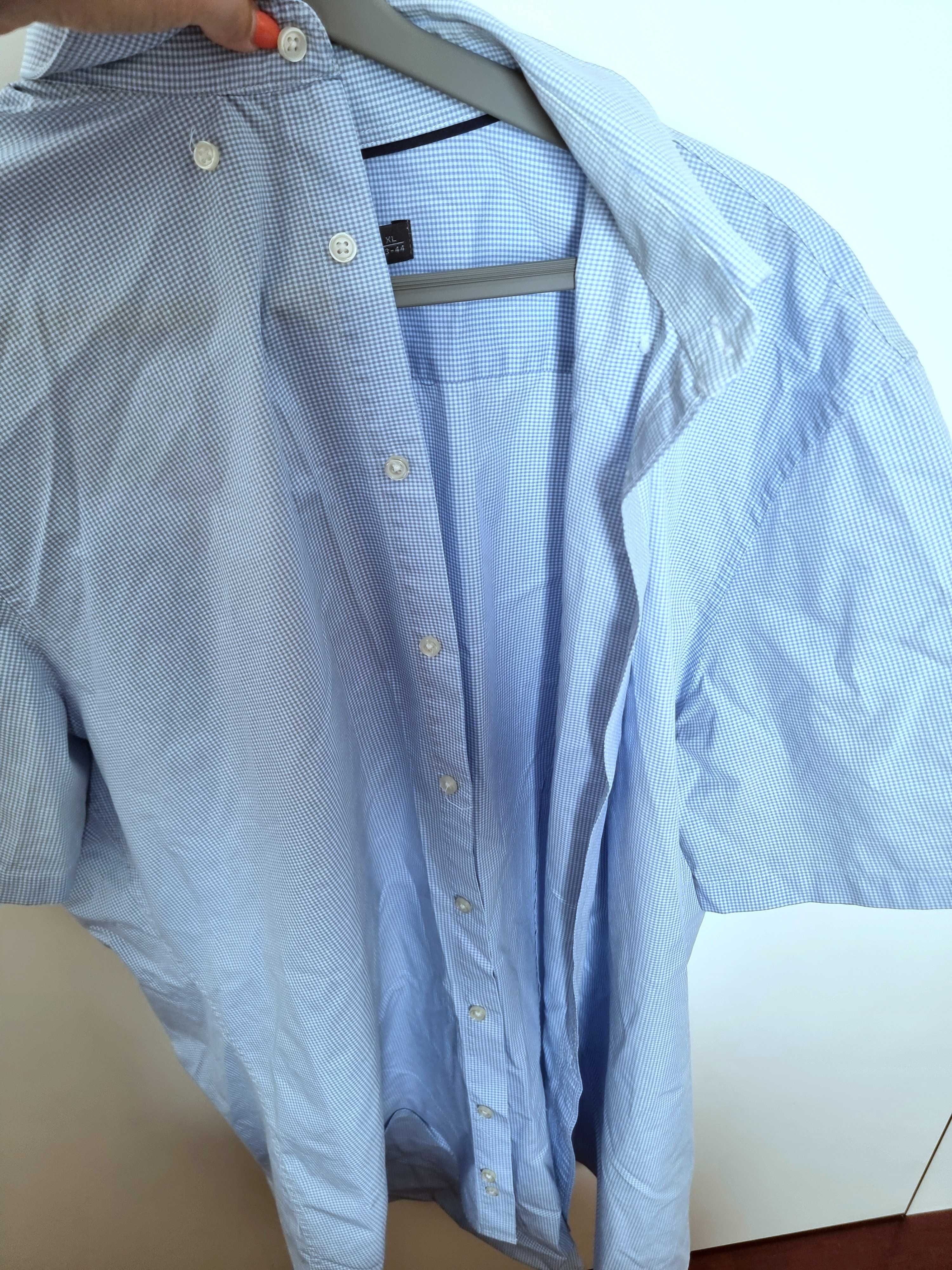 Camisa com padrão azul claro e branco de manga curta C&A, tamanho XL