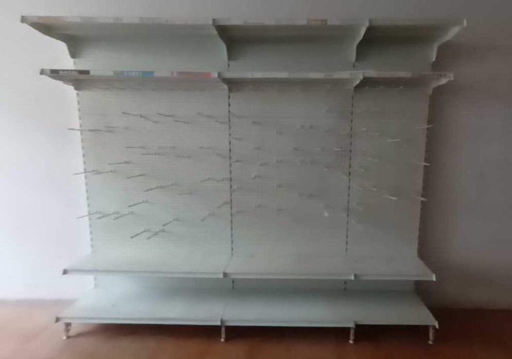 Espositor com prateleiras