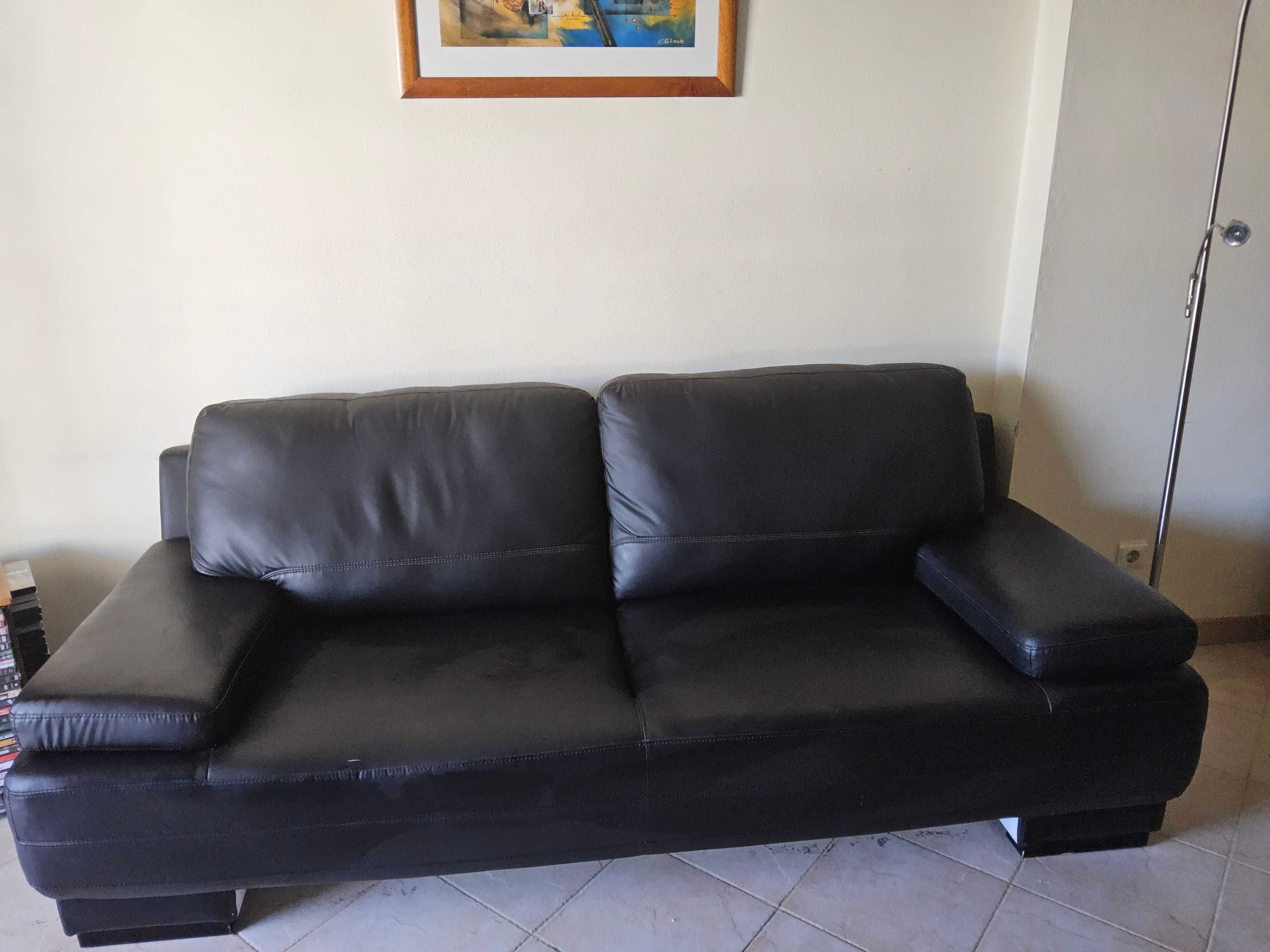 Vendo sofá 2 lugares imitação pele por 200€