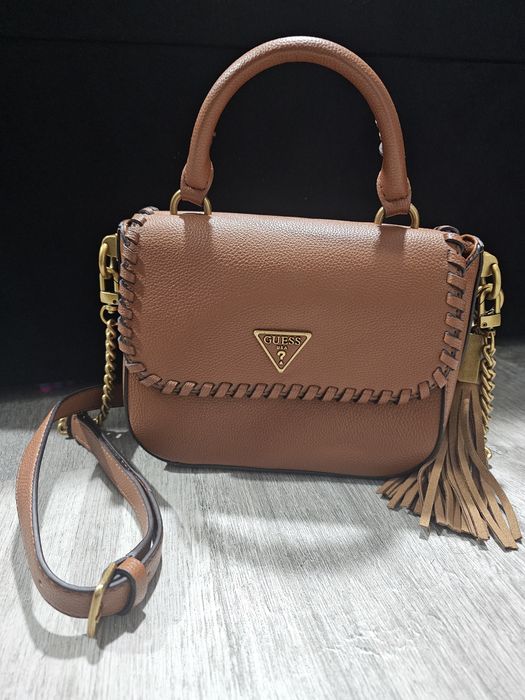 Torebka kuferek listonoszka Guess brązowa