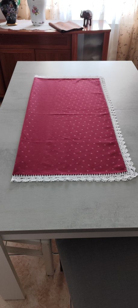 Toalha de Mesa com Bordas de Crochê Feitas à Mão