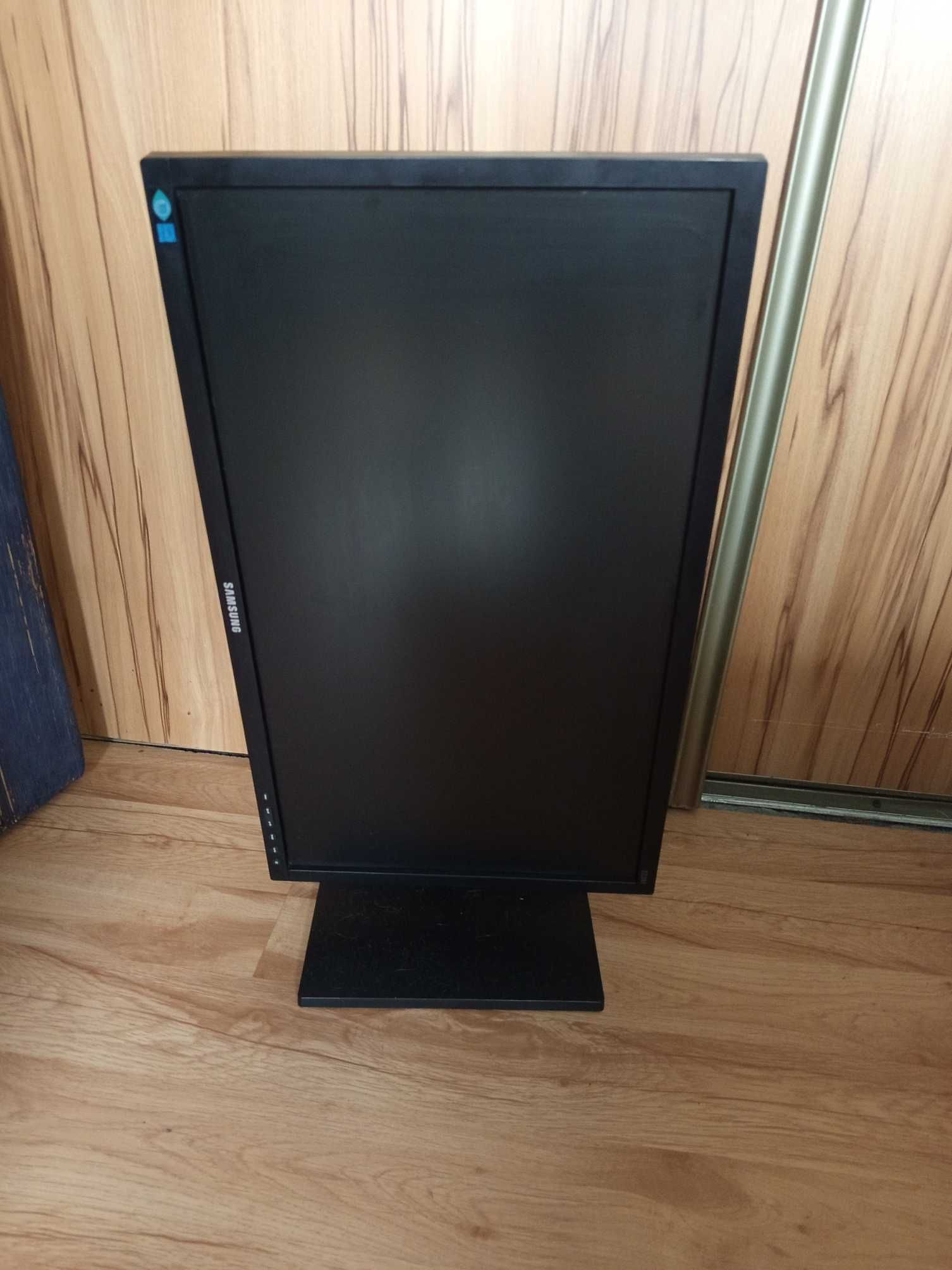 Komputer i monitor  Samsung TC241W – 24" + komputer z SSD