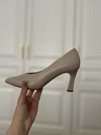 Туфлі жіночі шкіряні бежеві (пудрові) на зручному каблуку Lady marcia