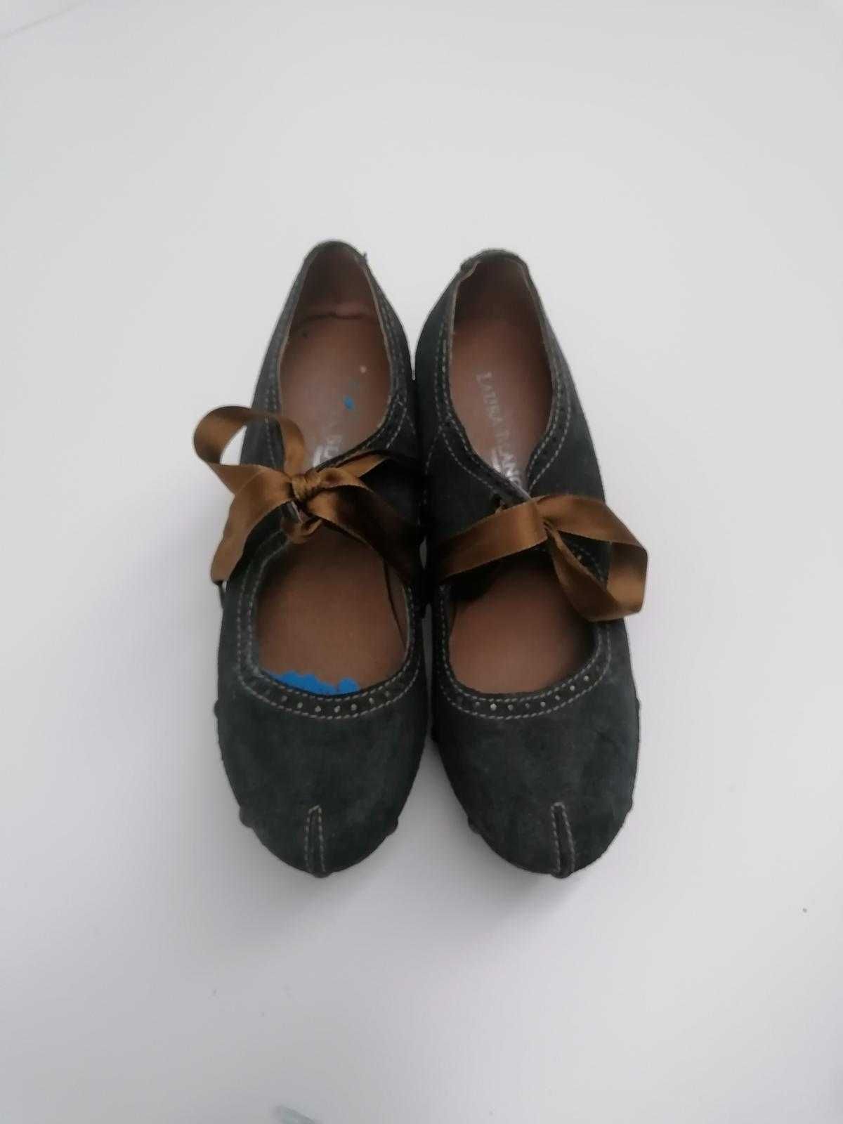 Sapatos azuis em camurça