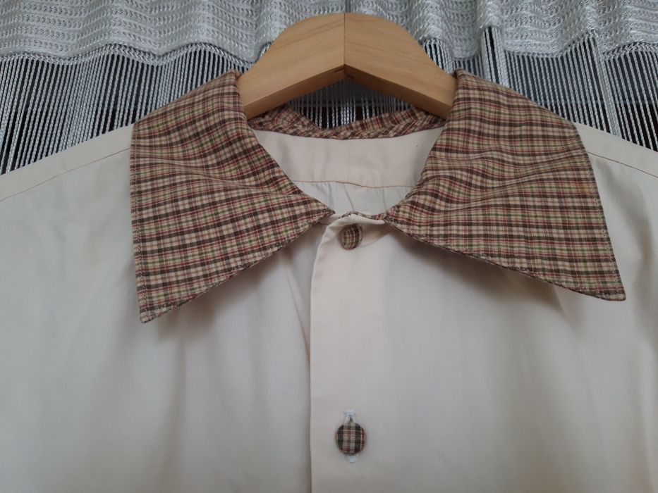 Camisa de mulher de cor bege, com gola, punhos e botões em xadrez cast