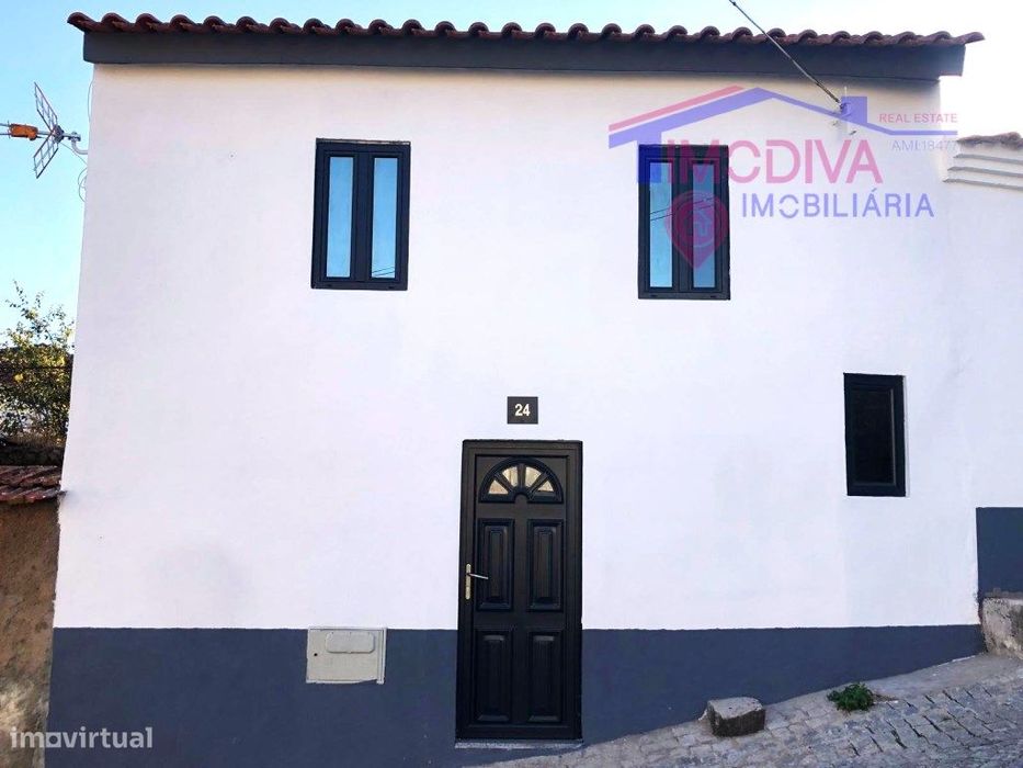 Casinha típica totalmente renovada centro de Castanheira de Pera