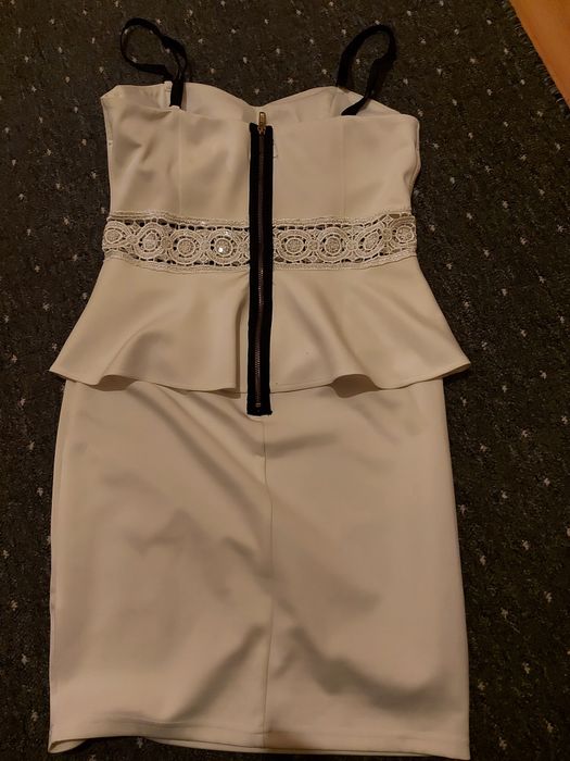 Sukienka z baskinką Missguided