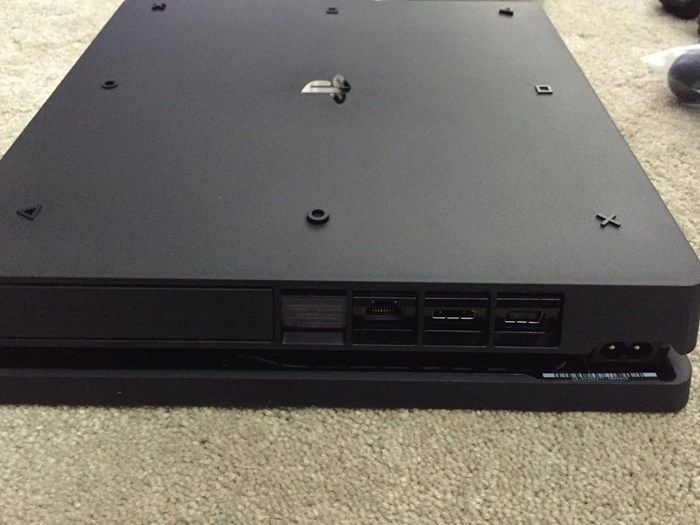 PS4 com fios, como nova , vendo por não ter tempo para utilizar