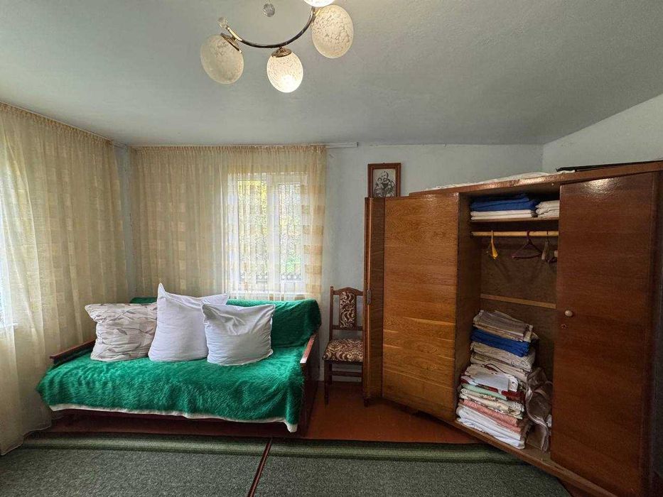 Продається житловий будинок із земельною ділянкою