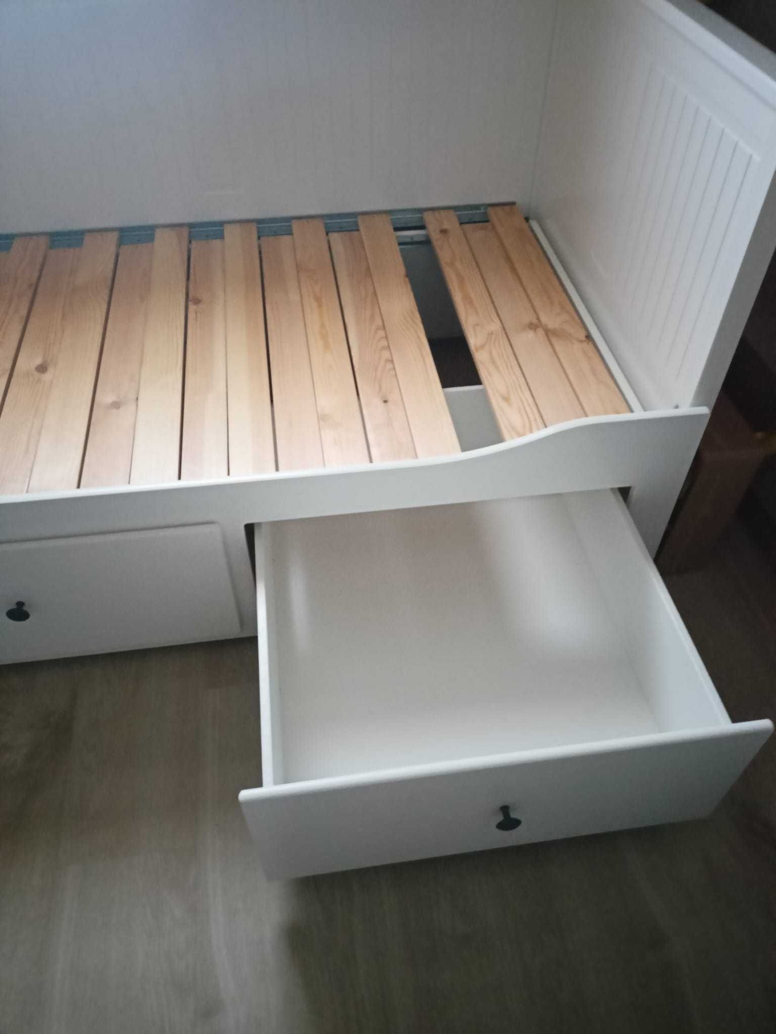 Białe łóżko z szufladami