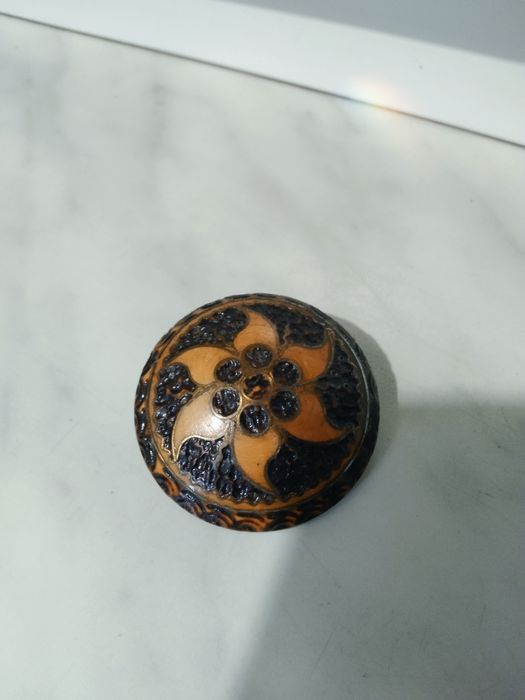 Stara broszka cepelia drewniana