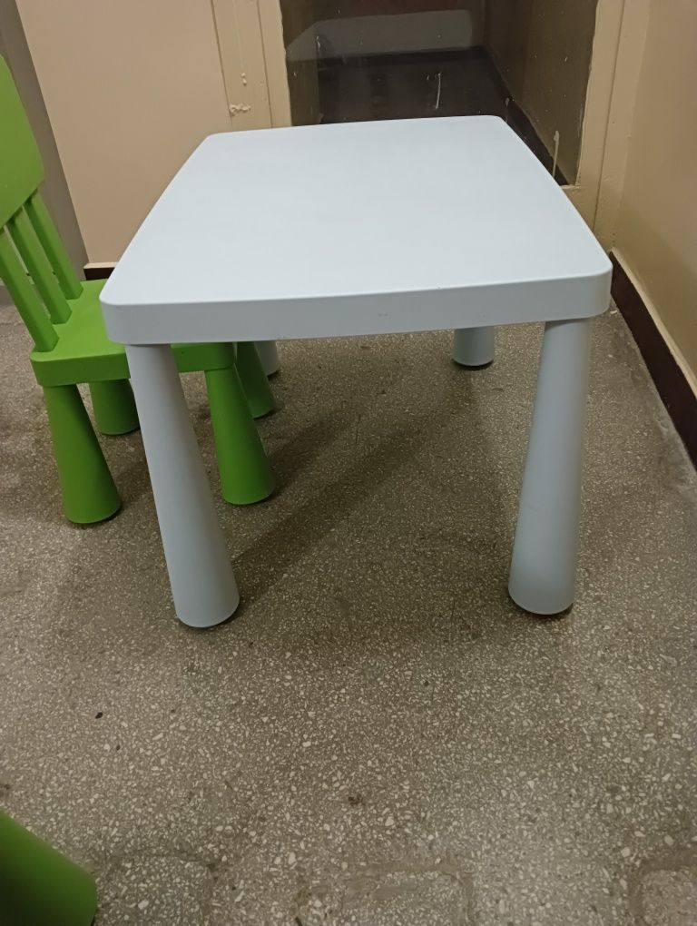 Stolik Ikea Mamut dla dzieci plus krzesełka
