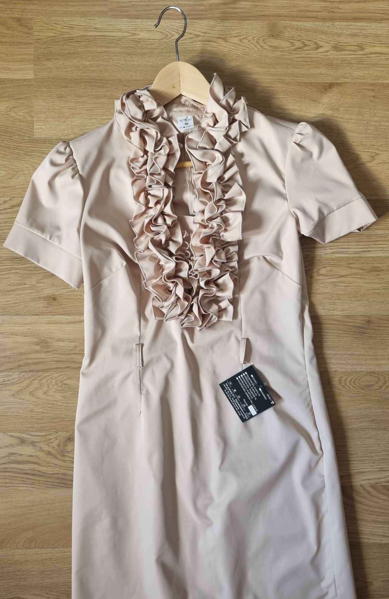 Sukienka elegancka żabot beżowa rozm. 40 / Nor-bi