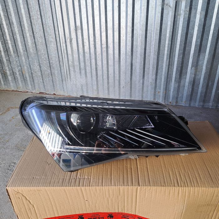 Lampa prawy przód Superb 3