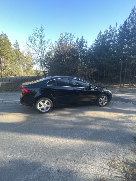 Автомобиль Volvo s60 2,5т