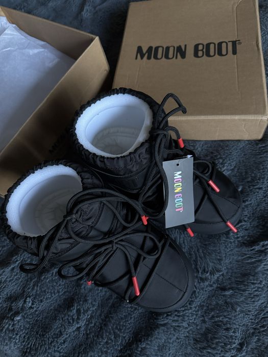 В наявності Moon boot moschino