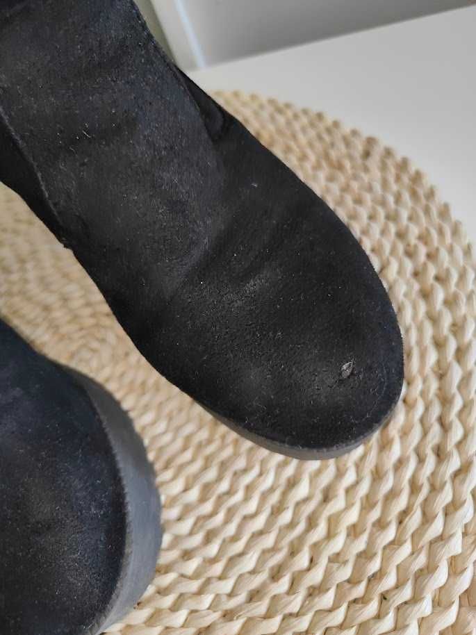 czarne zamszowe botki na obcasie i koturnie Cropp 38