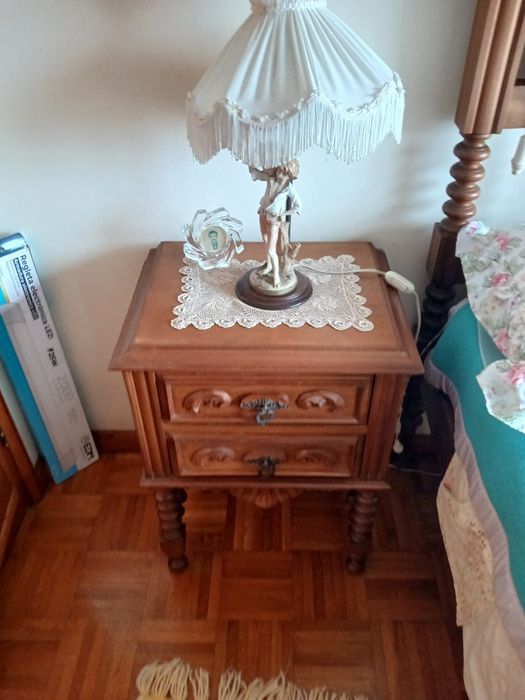 Cama de casal e mesas