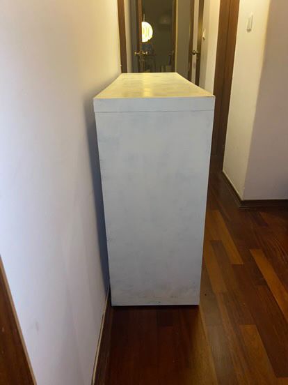 Cómoda branca com gavetas e portas