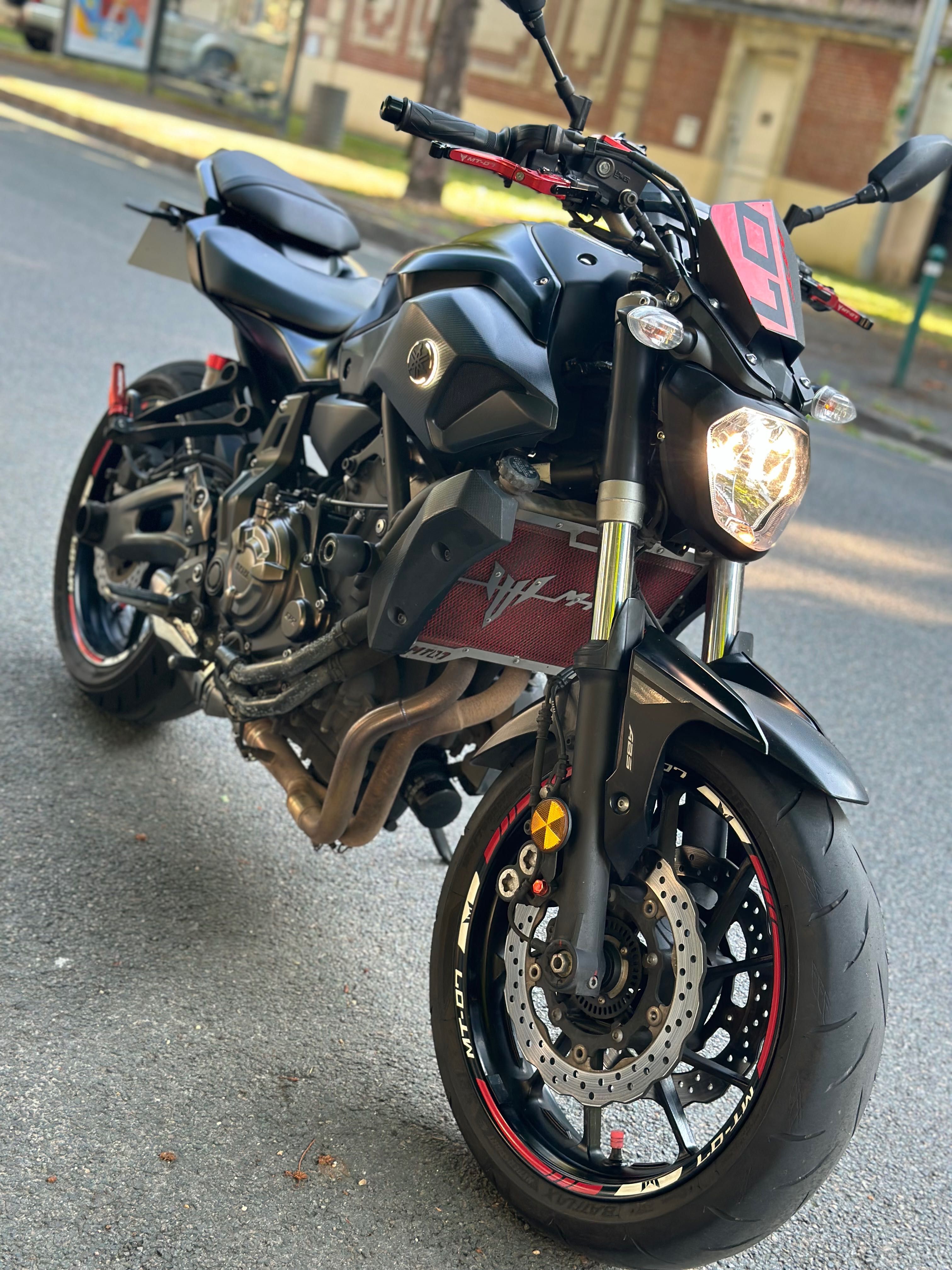 MT07 YAMAHA 35KW LIVRETE 2017 com extras